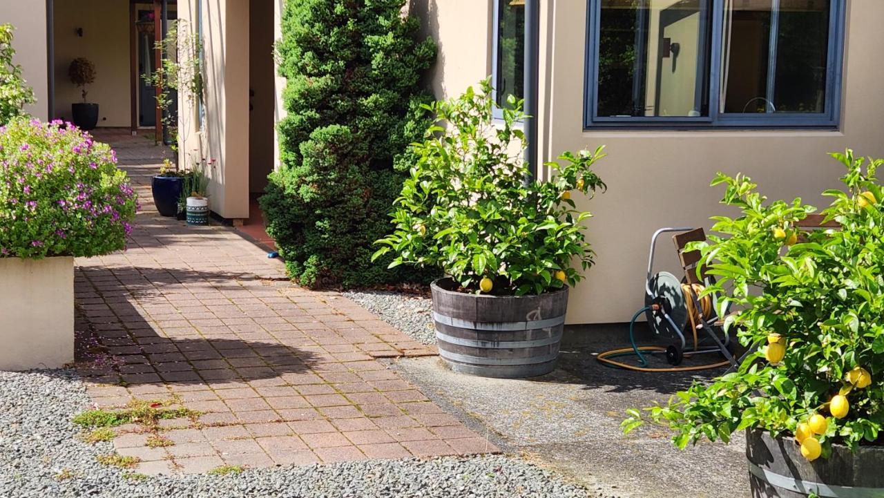 Boutique Art Retreat Hotel Upper Hutt Bagian luar foto