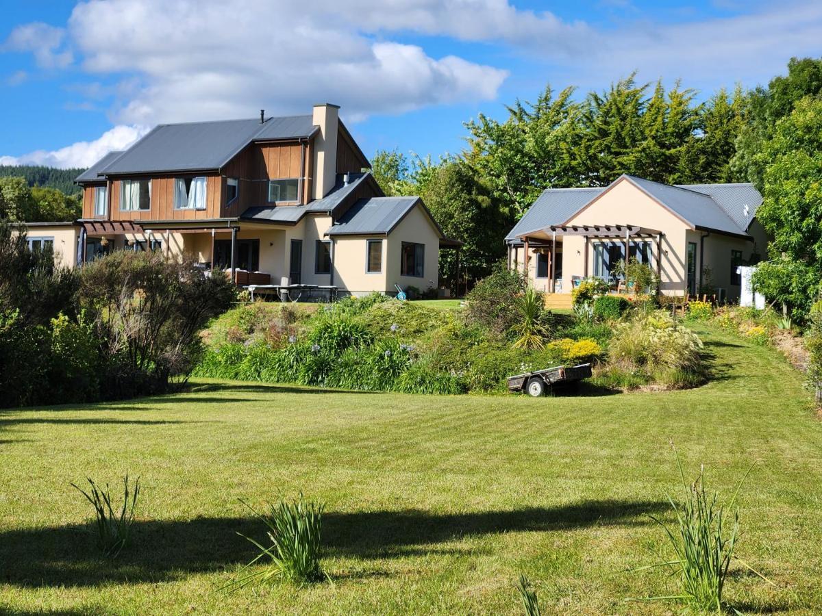 Boutique Art Retreat Hotel Upper Hutt Bagian luar foto