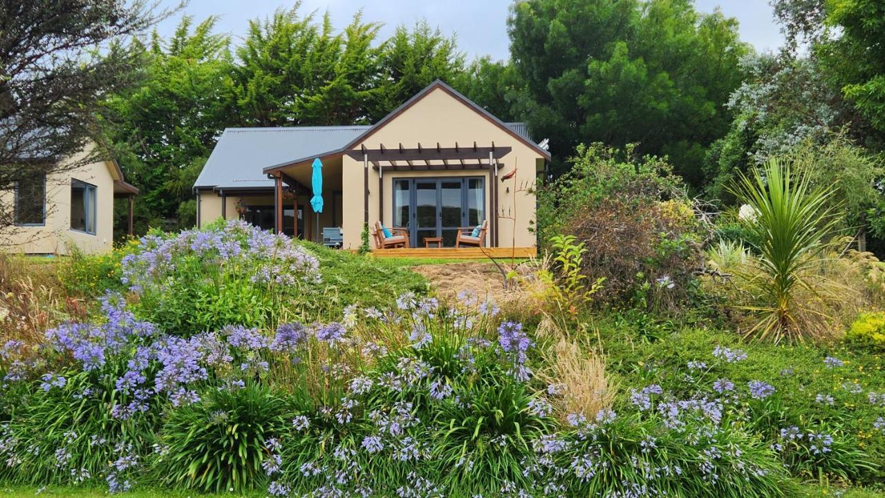 Boutique Art Retreat Hotel Upper Hutt Bagian luar foto