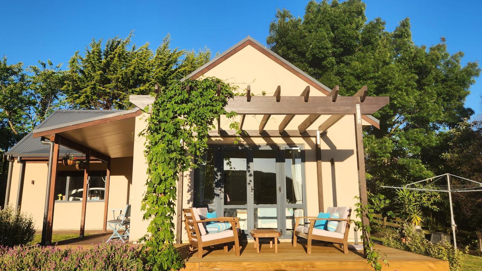 Boutique Art Retreat Hotel Upper Hutt Bagian luar foto