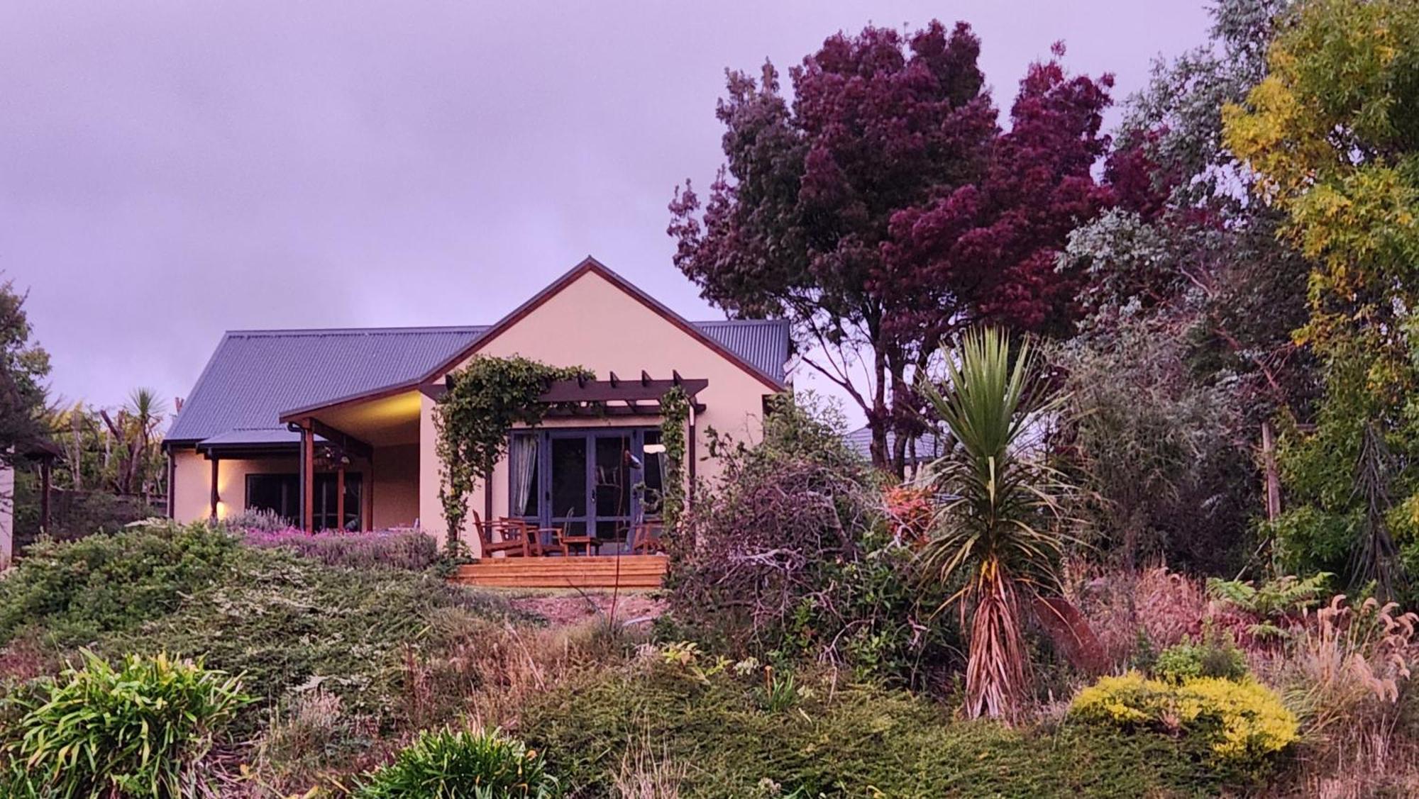 Boutique Art Retreat Hotel Upper Hutt Bagian luar foto