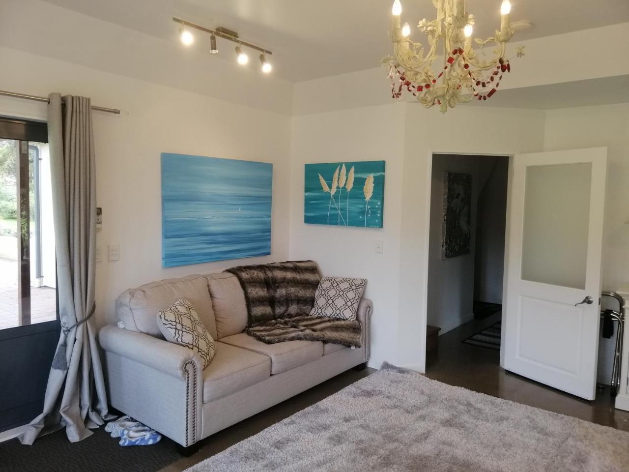 Boutique Art Retreat Hotel Upper Hutt Bagian luar foto